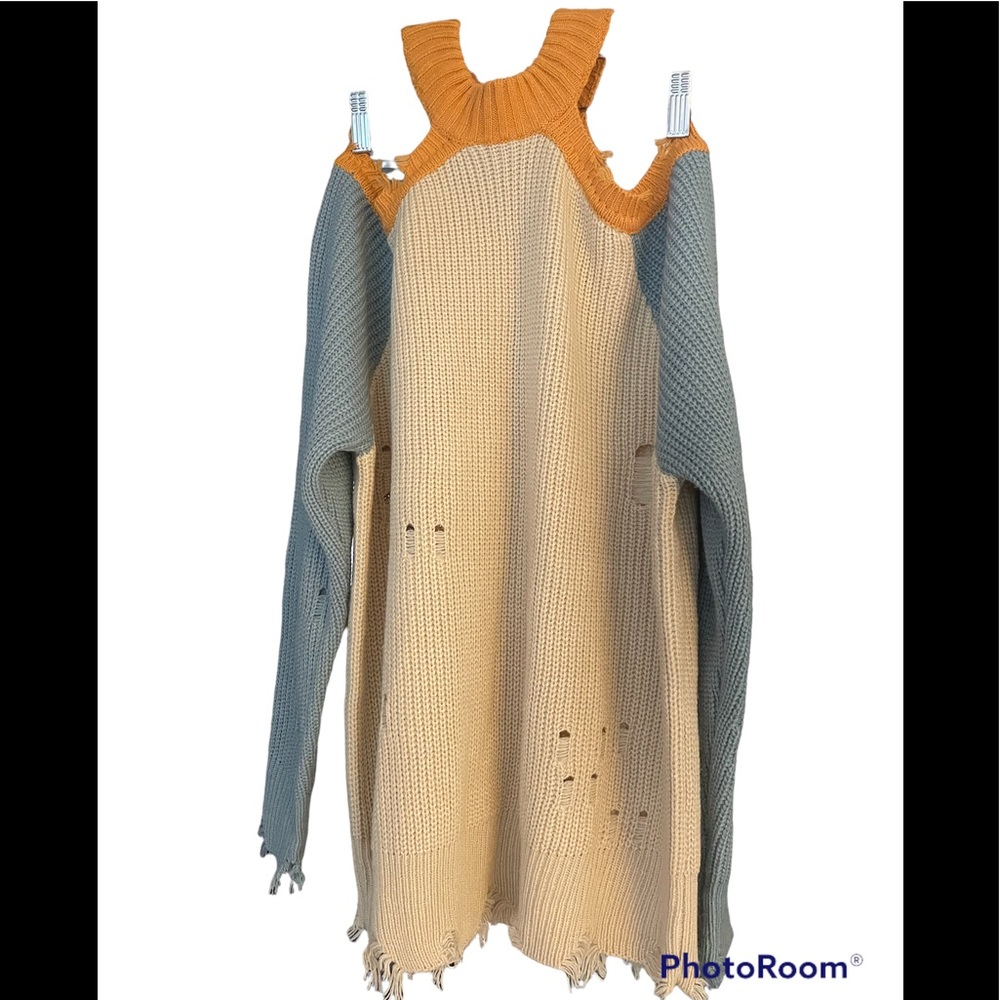 Daytrip by Buckle destroyed sweater